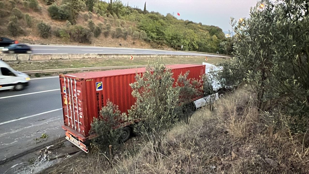 Kocaeli'nin Dilovası ilçesinde tırın yoldan çıkması sonucu sürücü yaralandı, D-100 kara yolunun...