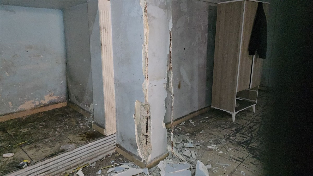 Küçükçekmece'de, kolonlarında çatlak oluşan 5 katlı apartmanda, 6 kişilik bir heyet tarafından...