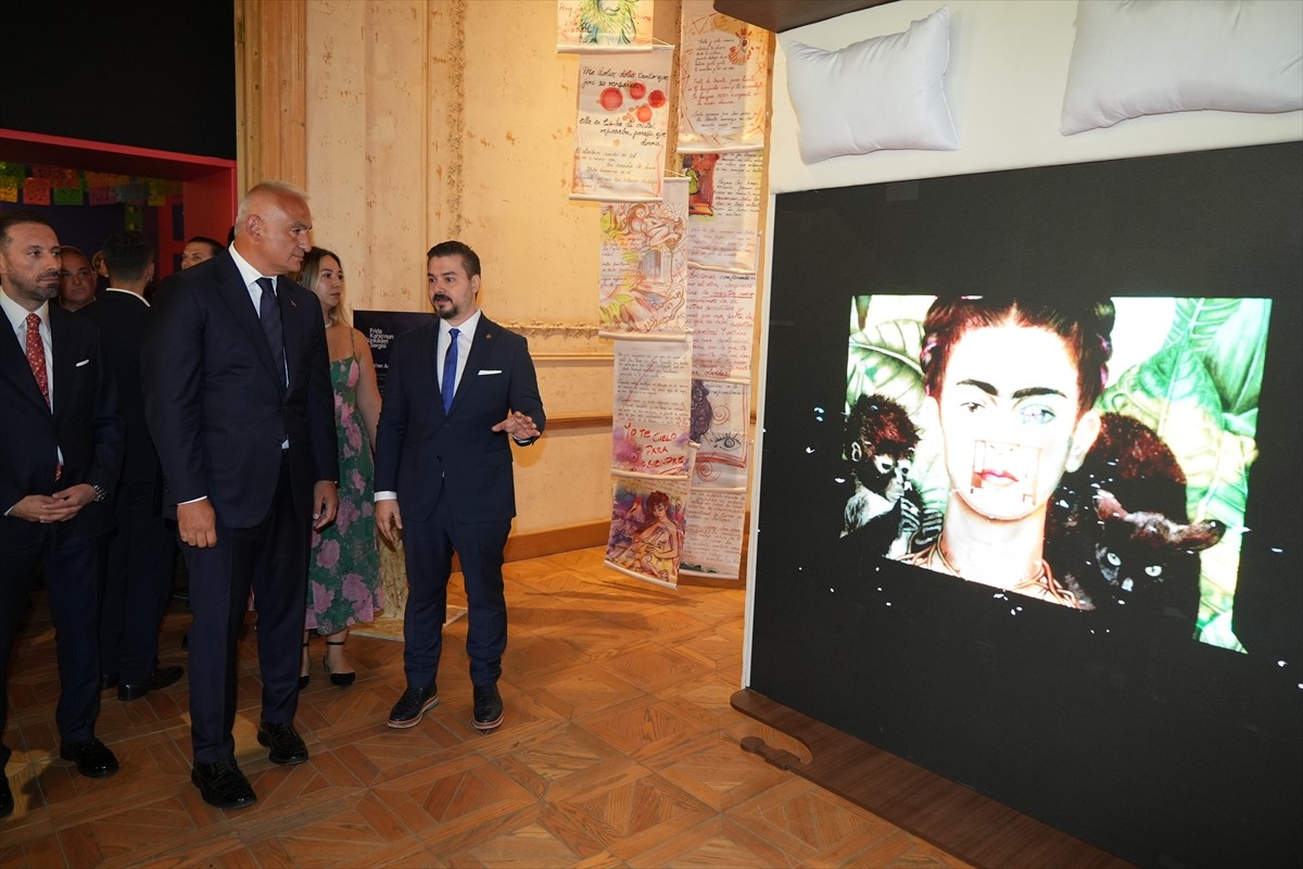 Kültür ve Turizm Bakanı Mehmet Nuri Ersoy (ortada), İstanbul Kültür Yolu Festivali kapsamında...