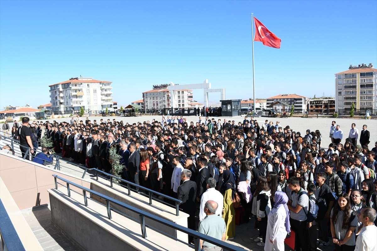 Milli Eğitim Bakanı Yusuf Tekin, Adıyaman temasları kapsamında Besni ilçesinde Erdemoğlu Holding...