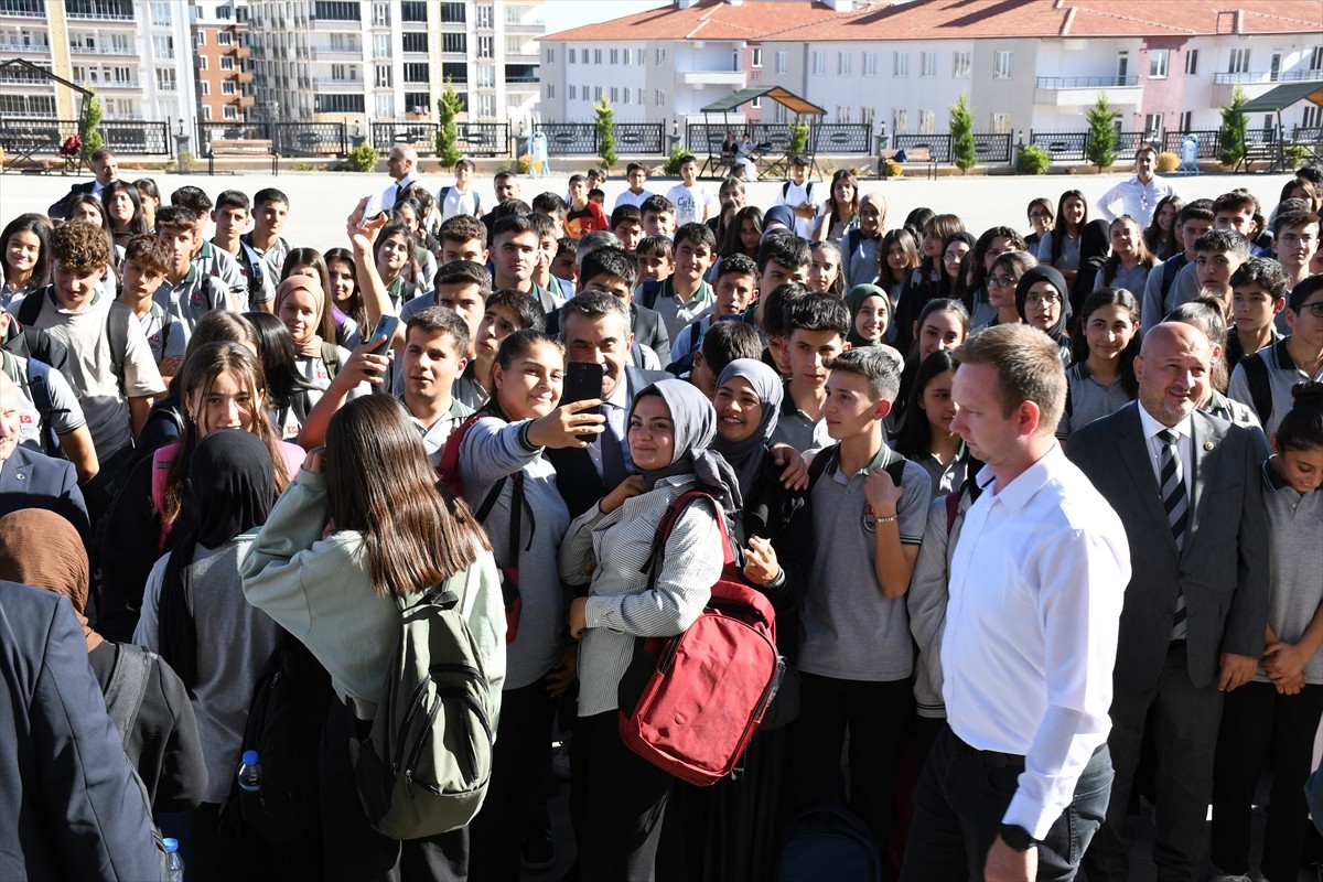 Milli Eğitim Bakanı Yusuf Tekin, Adıyaman temasları kapsamında Besni ilçesinde Erdemoğlu Holding...