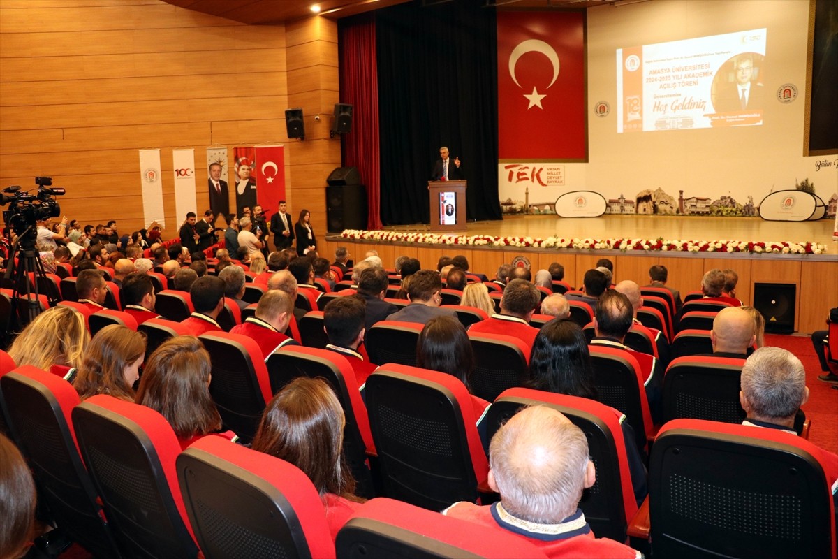 Sağlık Bakanı Kemal Memişoğlu, programları kapsamında geldiği Amasya'da, Amasya Üniversitesi Tıp...