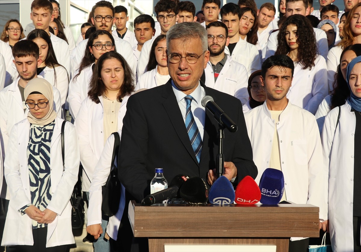 Sağlık Bakanı Kemal Memişoğlu, programları kapsamında geldiği Amasya'da, Amasya Üniversitesi Tıp...