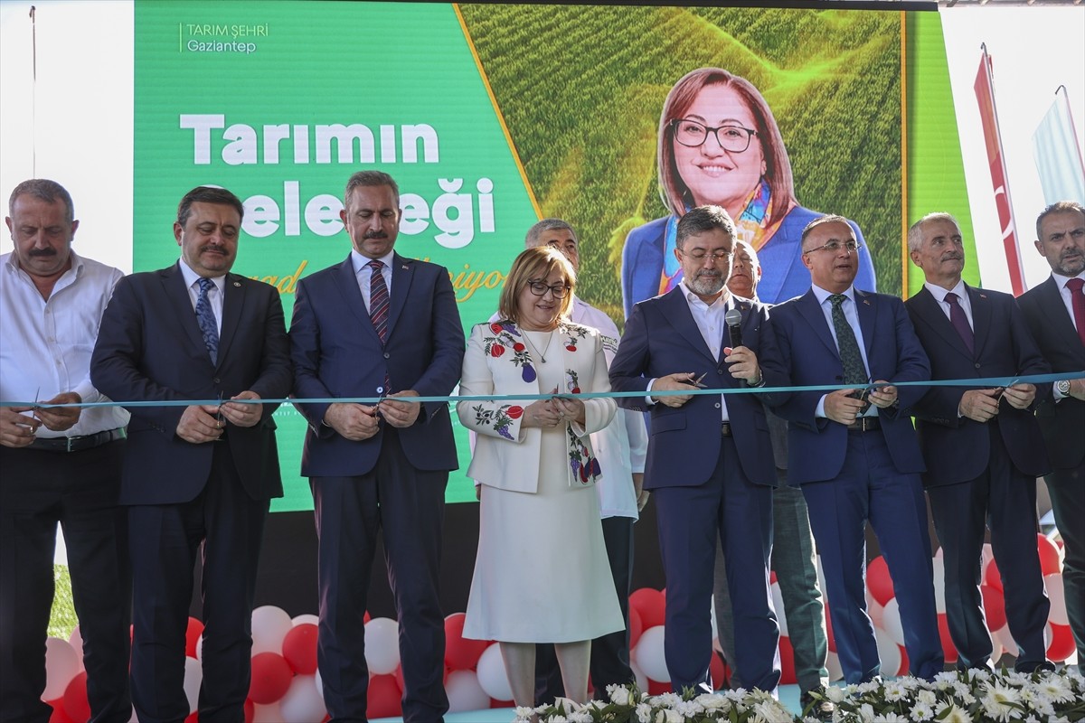 Tarım ve Orman Bakanı İbrahim Yumaklı, Gaziantep Büyükşehir Belediyesi tarafından yapılan ekmek...