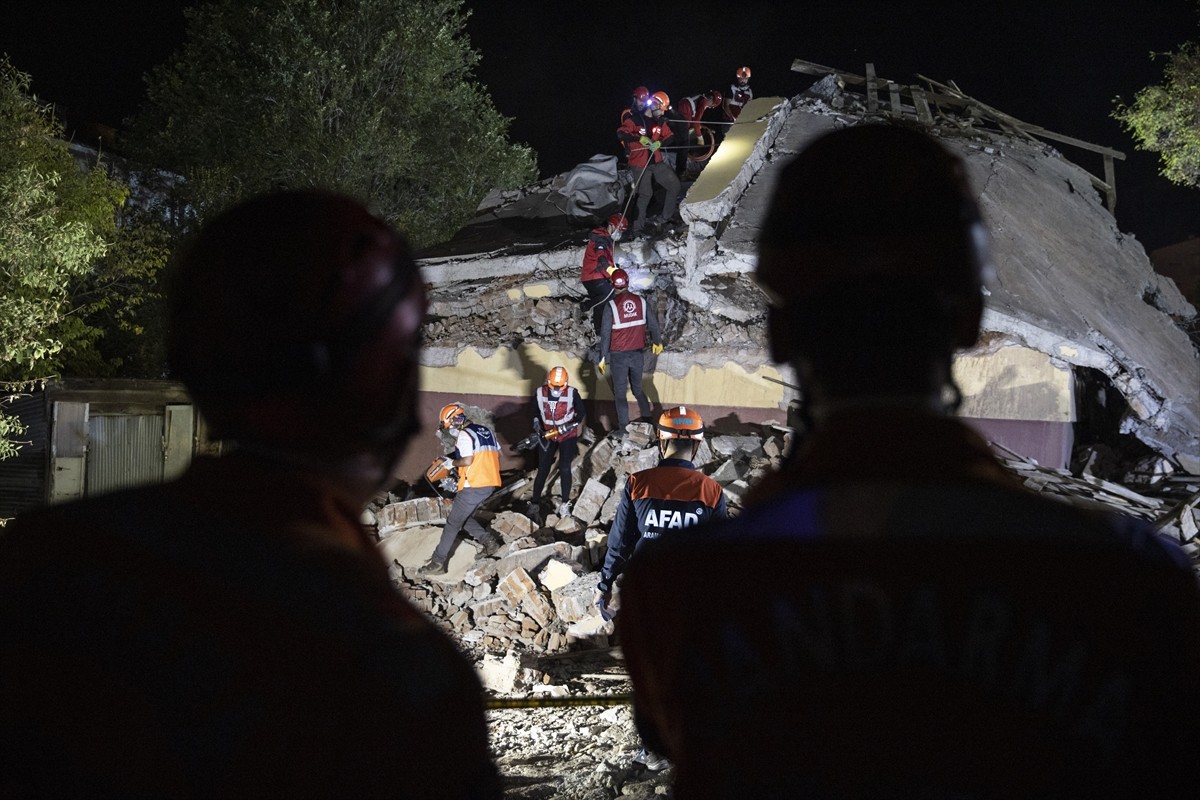 Tunceli'de deprem sonrası enkazda arama kurtarma tatbikatı gerçekleştirildi. Valilik ile İl Afet...