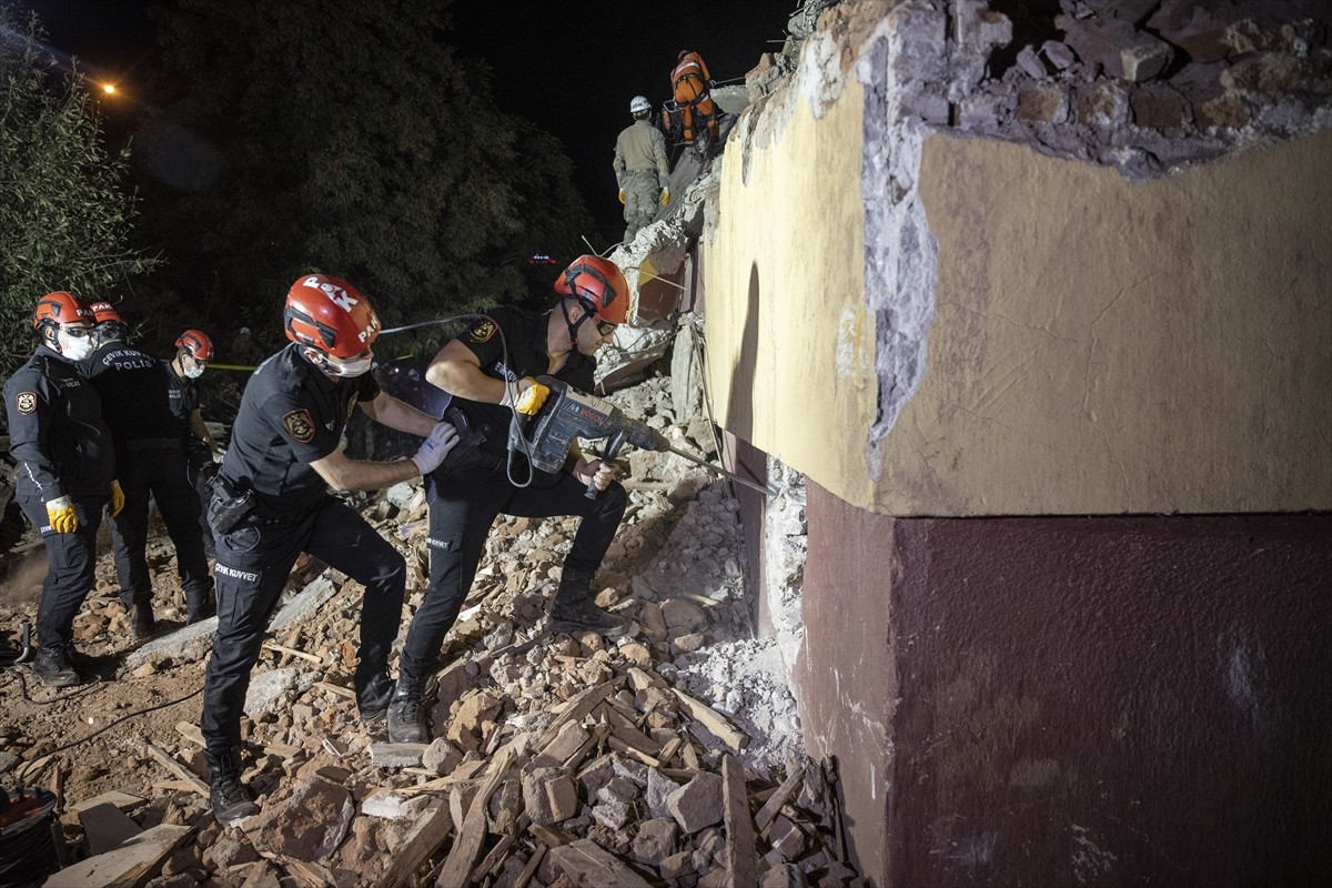 Tunceli'de deprem sonrası enkazda arama kurtarma tatbikatı gerçekleştirildi. Valilik ile İl Afet...