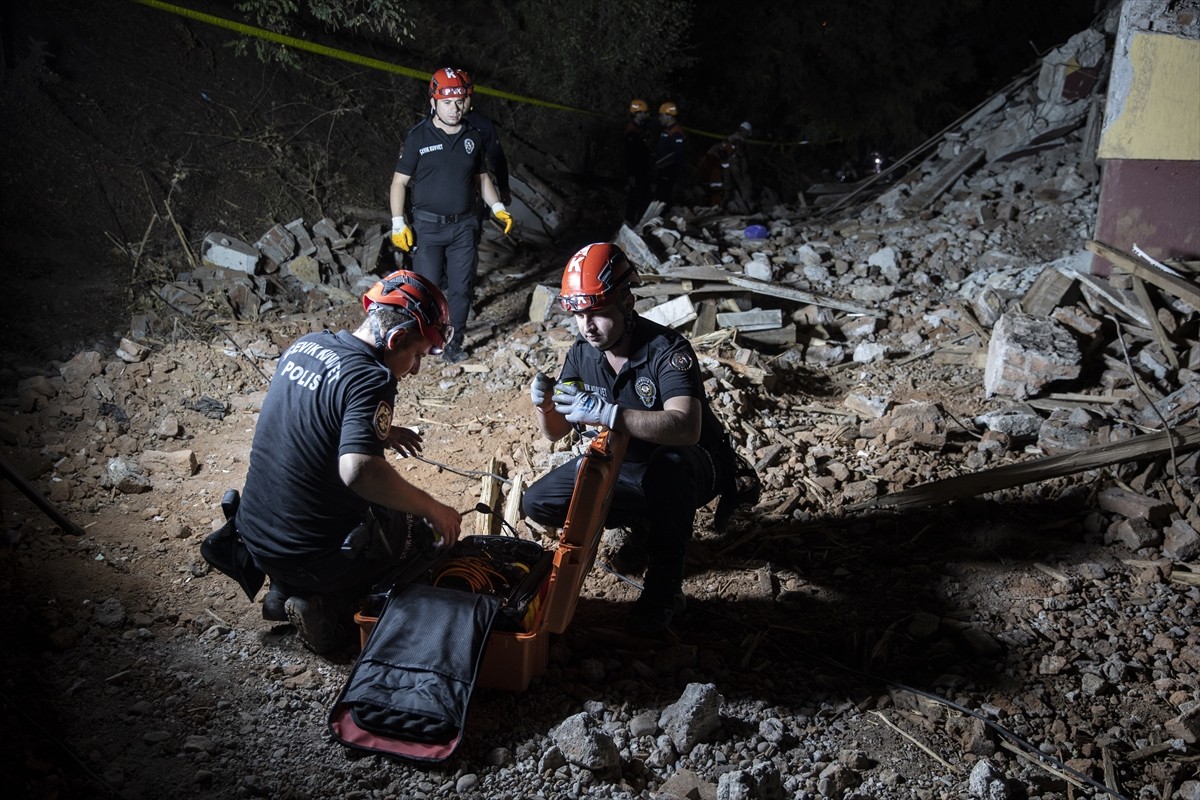 Tunceli'de deprem sonrası enkazda arama kurtarma tatbikatı gerçekleştirildi. Valilik ile İl Afet...