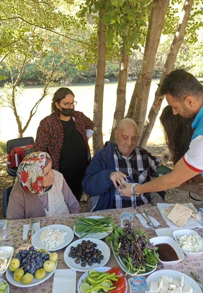 Tunceli'de evde sağlık hizmeti alan yaşlılar, valilik öncülüğünde hazırlanan proje kapsamında...