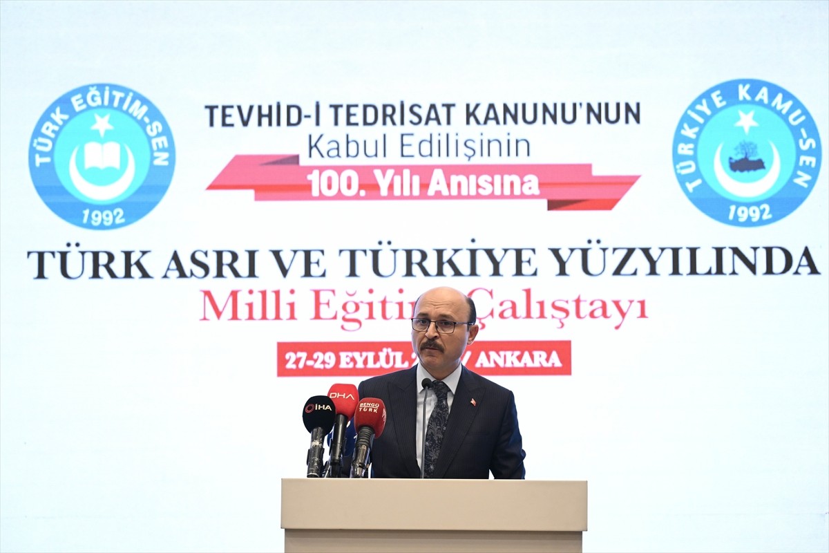 Türk Eğitim-Sen Genel Başkanı Talip Geylan, Ankara'da bir otelde düzenlenen "Türk Asrı ve Türkiye...