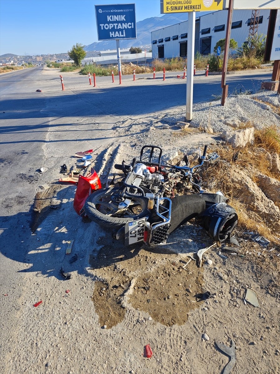 Antalya'nın Kaş ilçesinde otomobil ile motosikletin çarpıştığı kaza, güvenlik kamerasınca...