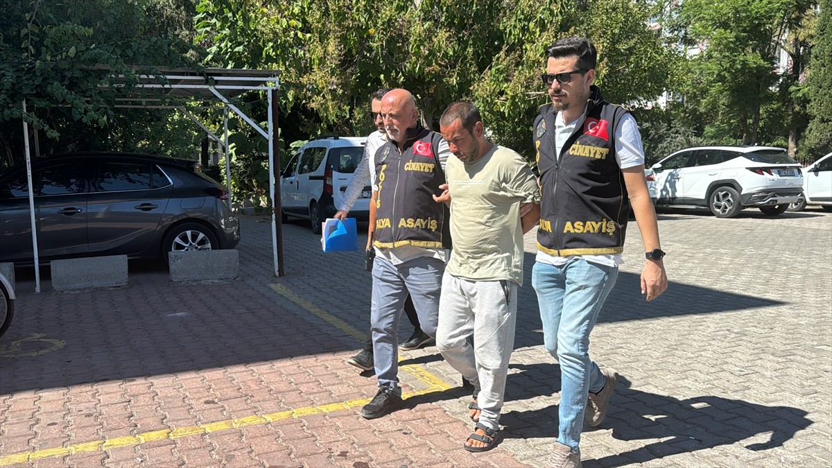 Antalya'nın Muratpaşa ilçesinde bir zanlının bıçaklı saldırıya uğrayan 1 kişi öldü, 1 kişi de...