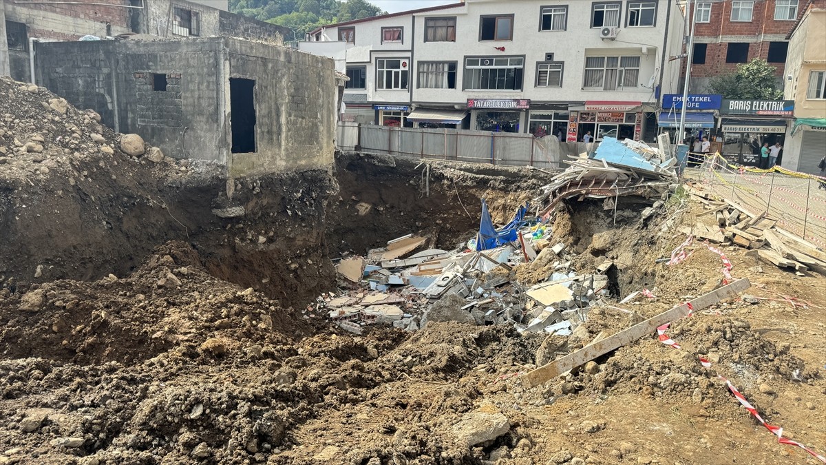 Artvin'in Kemalpaşa ilçesinde yıkılan binanın enkazı altında kalmaktan son anda kurtulan Ziya...