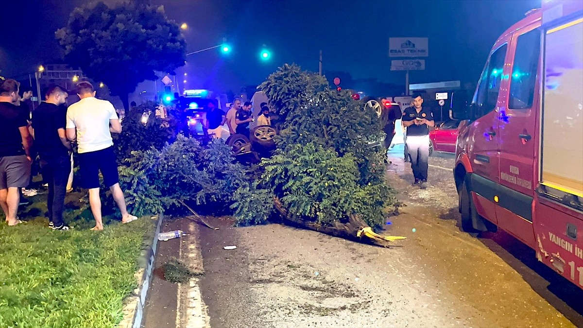 Bursa'da otomobilin refüjdeki reklam panosuyla ağaçlara çarparak devrilmesi sonucu 2 kişi...