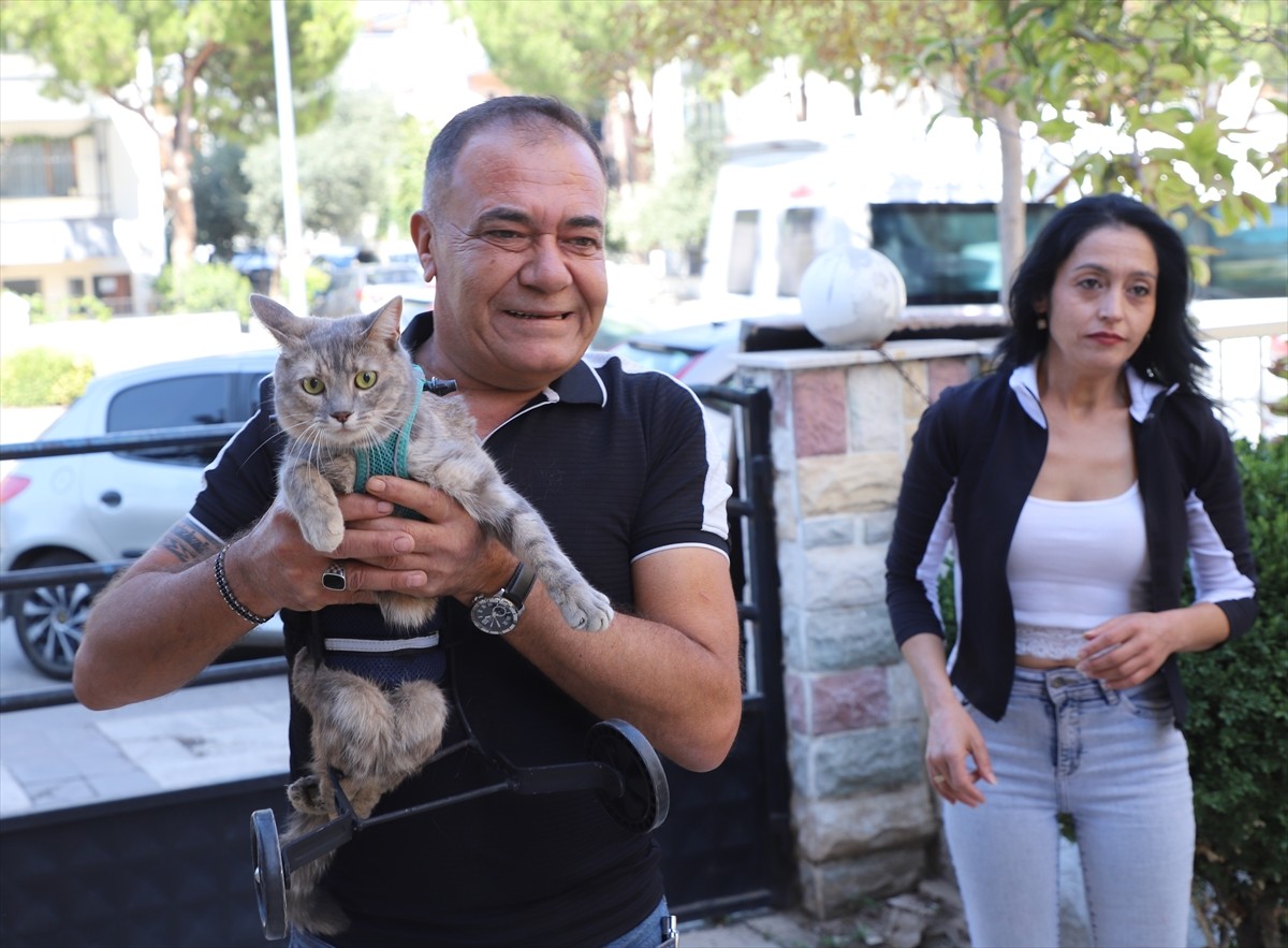 Denizli'nin Pamukkale ilçesinde hayvansever esnaf Şahin Bozdağ, arka ayaklarını kullanamayan kedi...