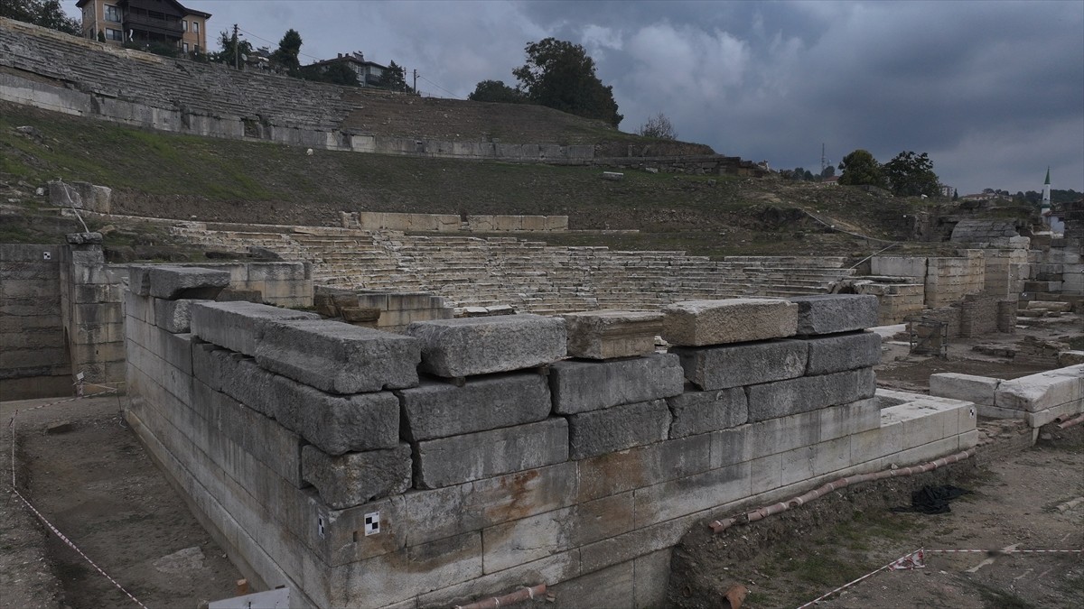 Düzce'nin Konuralp Bölgesi'ndeki Prusias Ad Hypium Antik Kenti'nde devam eden kazı çalışmalarıyla...