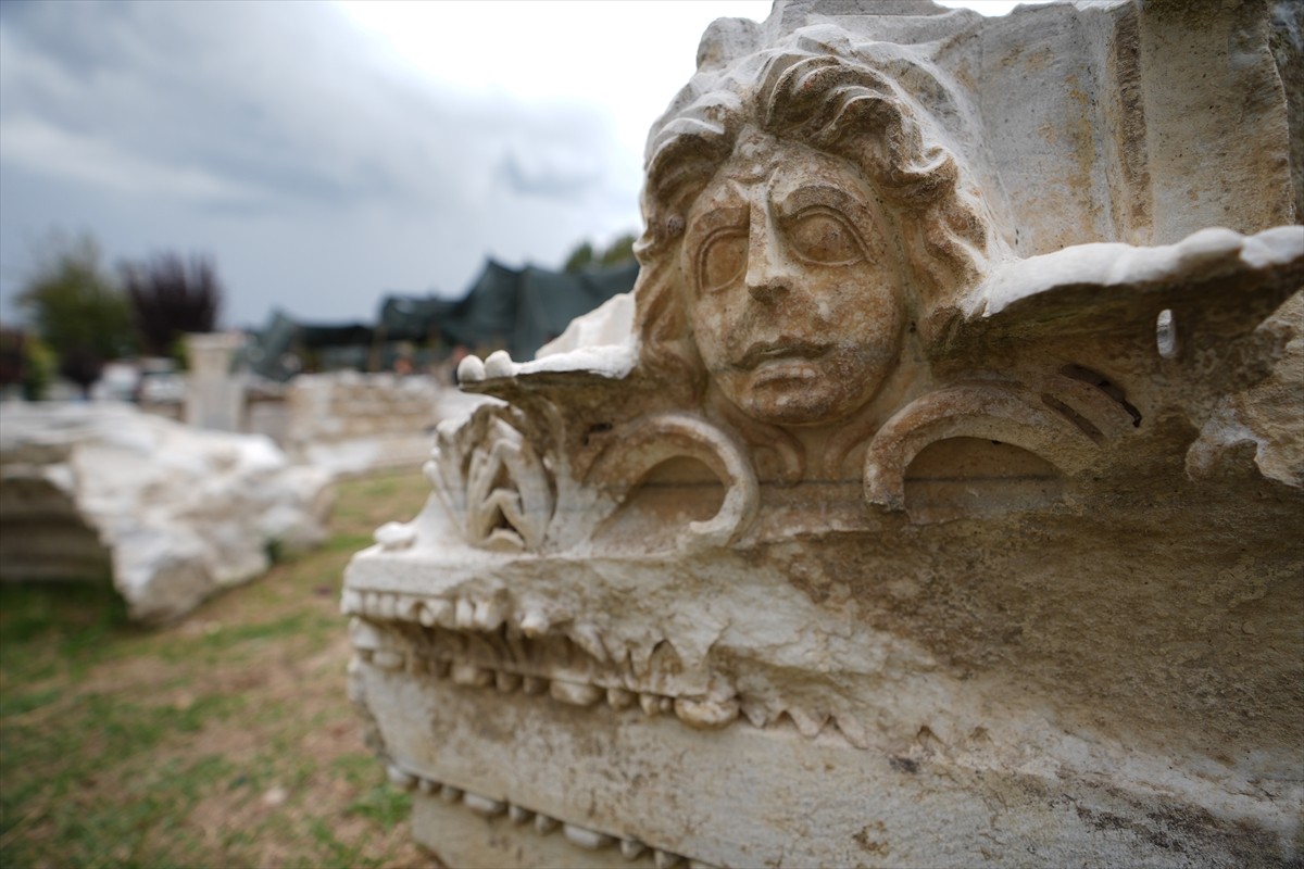 Düzce'nin Konuralp Bölgesi'ndeki Prusias Ad Hypium Antik Kenti'nde devam eden kazı çalışmalarıyla...