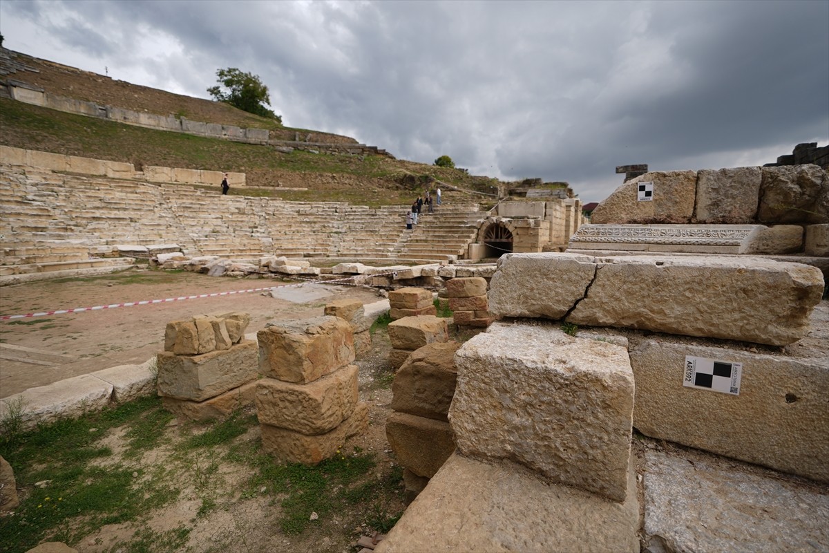 Düzce'nin Konuralp Bölgesi'ndeki Prusias Ad Hypium Antik Kenti'nde devam eden kazı çalışmalarıyla...