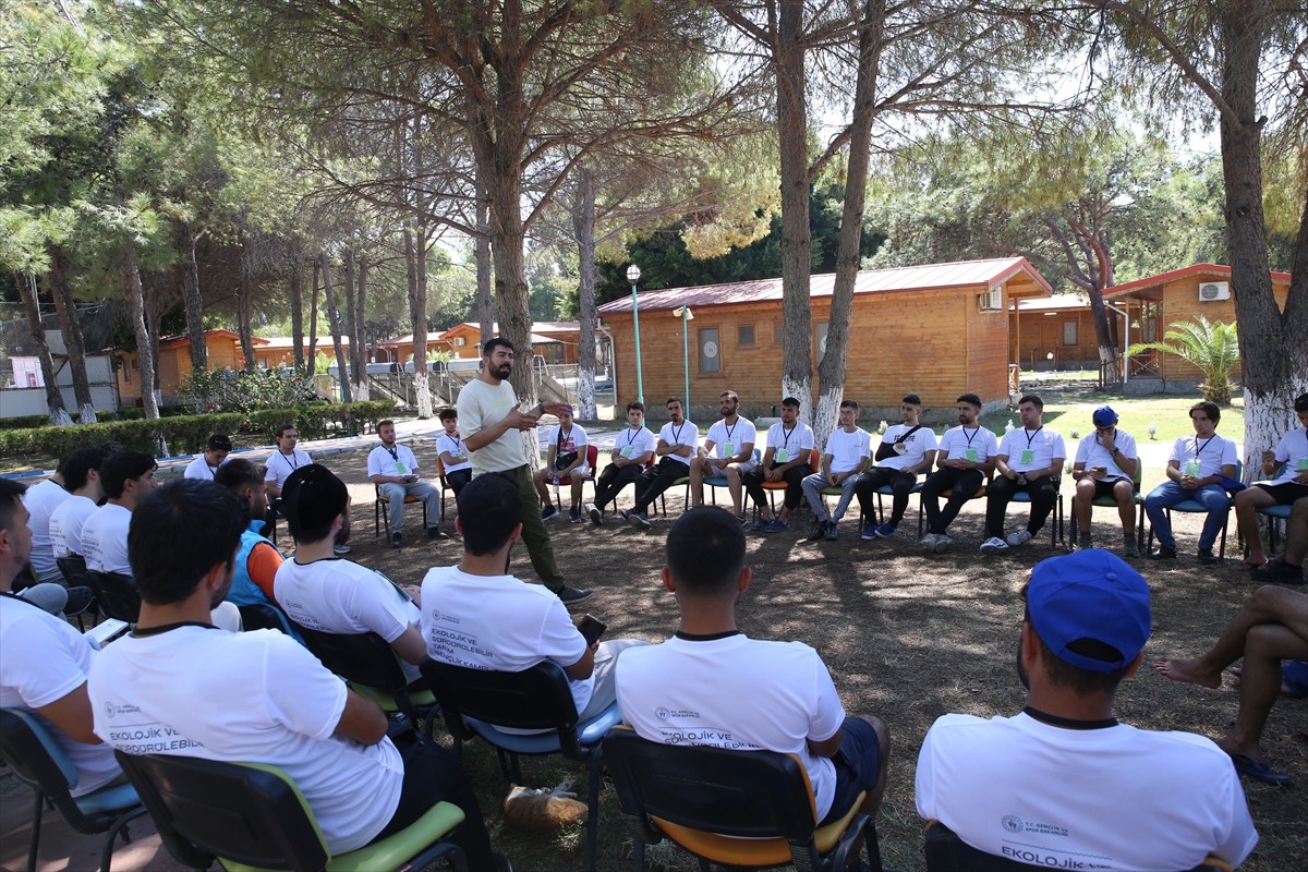 Gençlik Hizmetleri Genel Müdürü Enes Efendioğlu, Hatay'ın Arsuz ilçesinde düzenlenen Ekolojik ve...