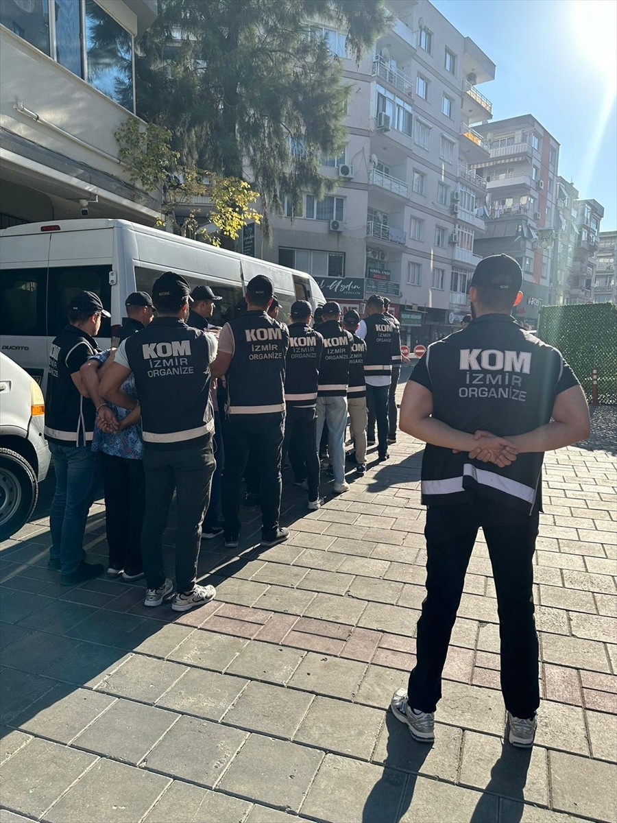 İzmir'de düzenlenen silah kaçakçılığı operasyonunda gözaltına alınan 16 zanlıdan 7'si...