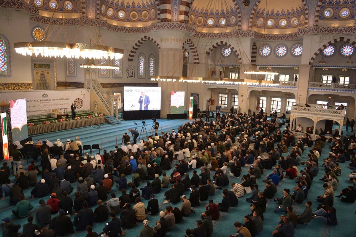 Kırgızistan'ın başkenti Bişkek'teki Merkezi İmam Serahsi Camisi'nde "4. Kur'an-ı Kerim'i Güzel...