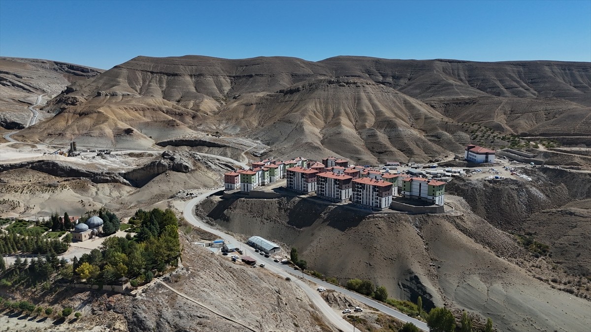 Malatya'nın Darende ilçesinde, Kahramanmaraş merkezli 6 Şubat 2023'te yaşanan depremlerden...