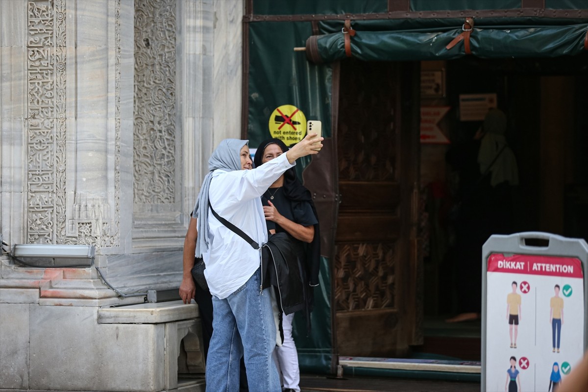 Bursa'da tarihi Yeşil Cami'ye şortla girmemek için mekanda kadınlara yönelik bulundurulan etekleri...