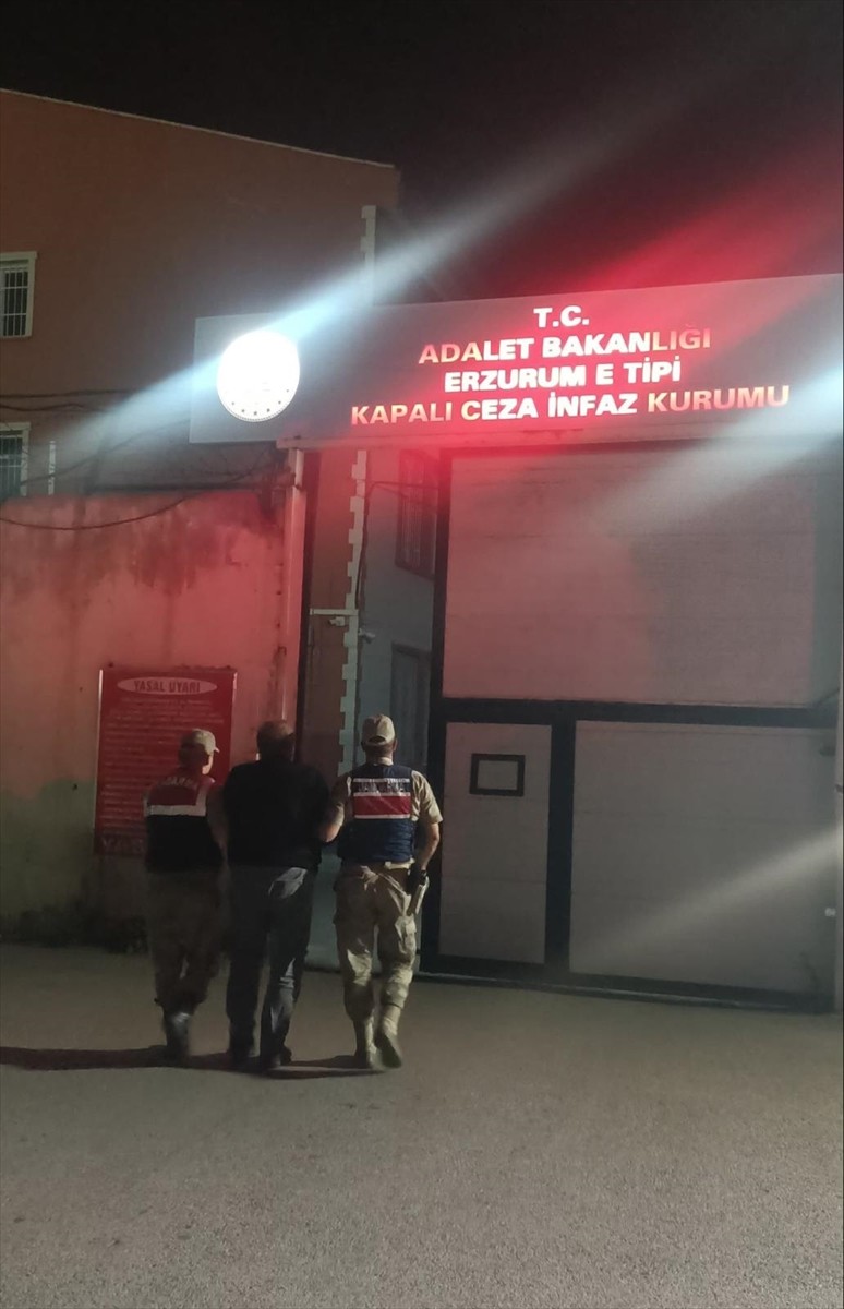 Erzurum'da sosyal medyadan terör örgütü propagandası yaptığı iddia edilen zanlı...