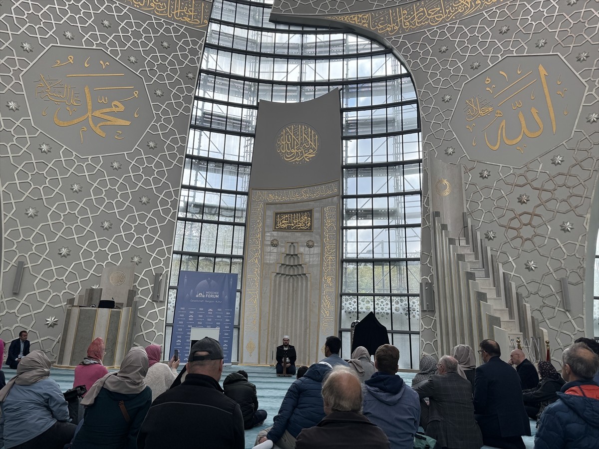 İki Almanya'nın birleşme yıl dönümü dolayısıyla ülkedeki camilerde geleneksel hale gelen "Açık...