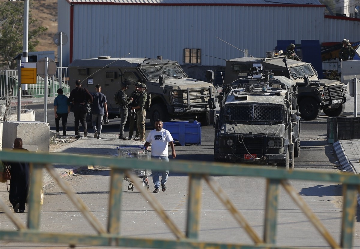 İsrail ordusu, işgal altındaki Batı Şeria'nın güneyinde bulunan El Halil kentindeki Yehuda Tugayı...