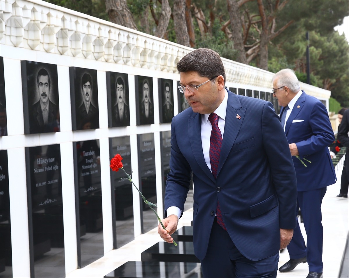 Adalet Bakanı Yılmaz Tunç, Bakü ziyareti kapsamında Azerbaycan'ın merhum Cumhurbaşkanı Haydar...