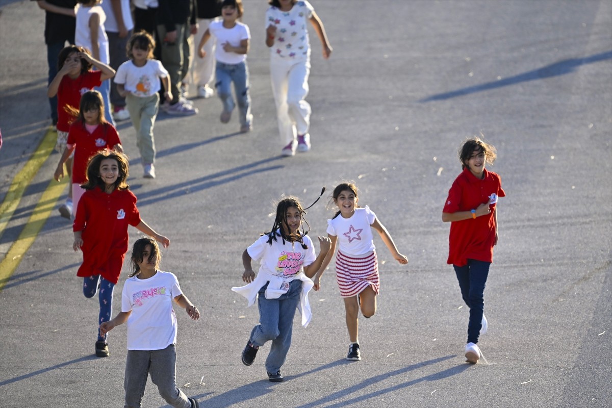 Adana'da düzenlenen Havacılık, Uzay ve Teknoloji Festivali'ne (TEKNOFEST) katılan bir grup öğrenci...