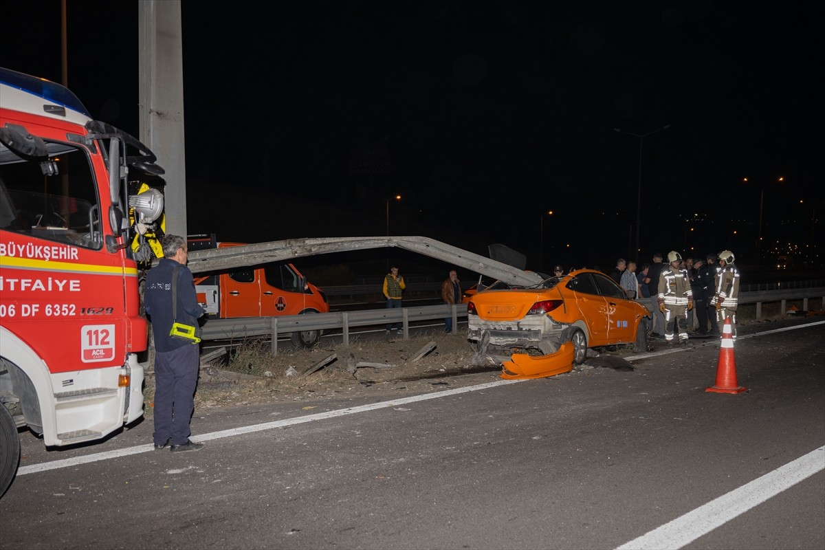 Ankara Çevre Yolu'nda bariyere çarpan taksinin sürücüsü yaşamını yitirdi. İhbar üzerine olay...