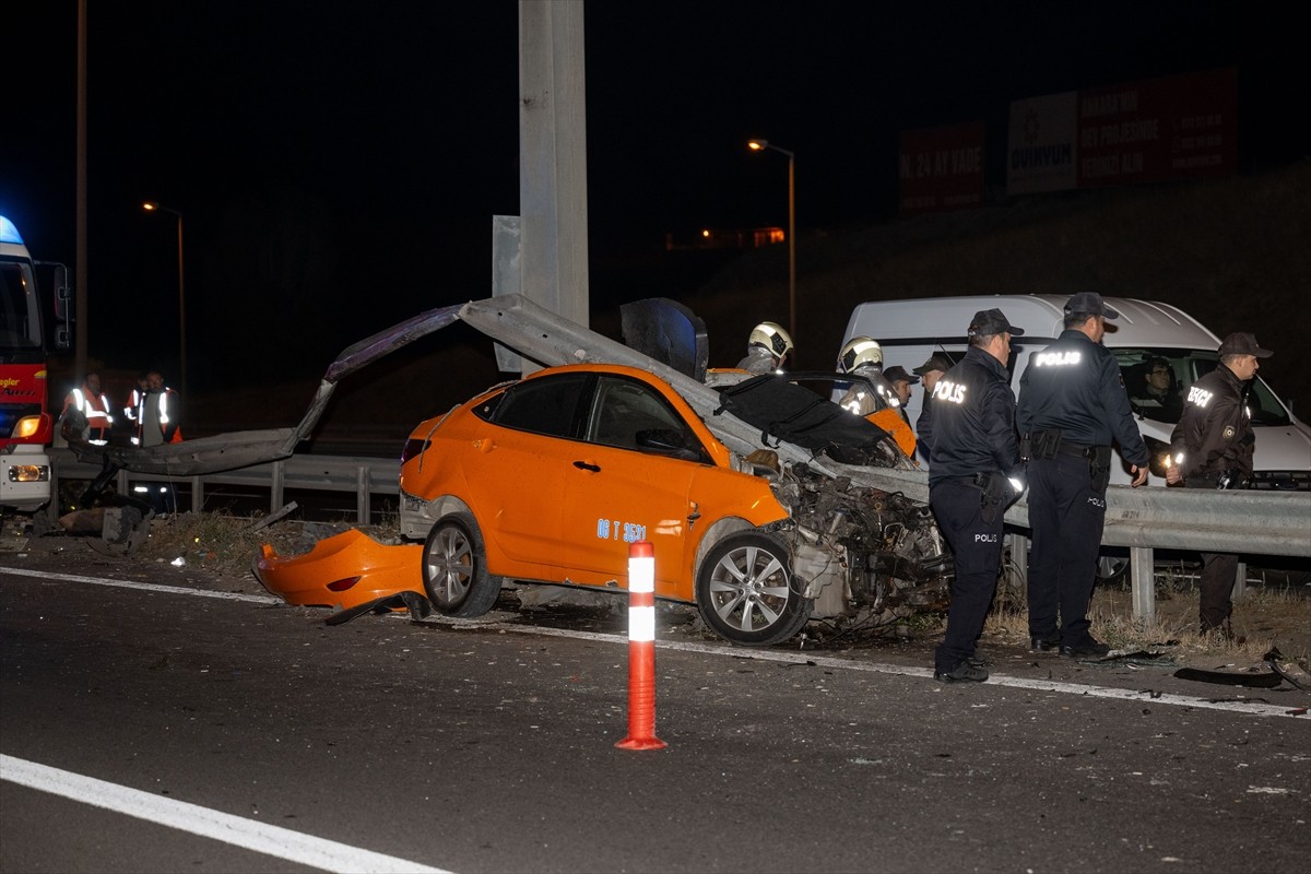 Ankara Çevre Yolu'nda bariyere çarpan taksinin sürücüsü yaşamını yitirdi. İhbar üzerine olay...