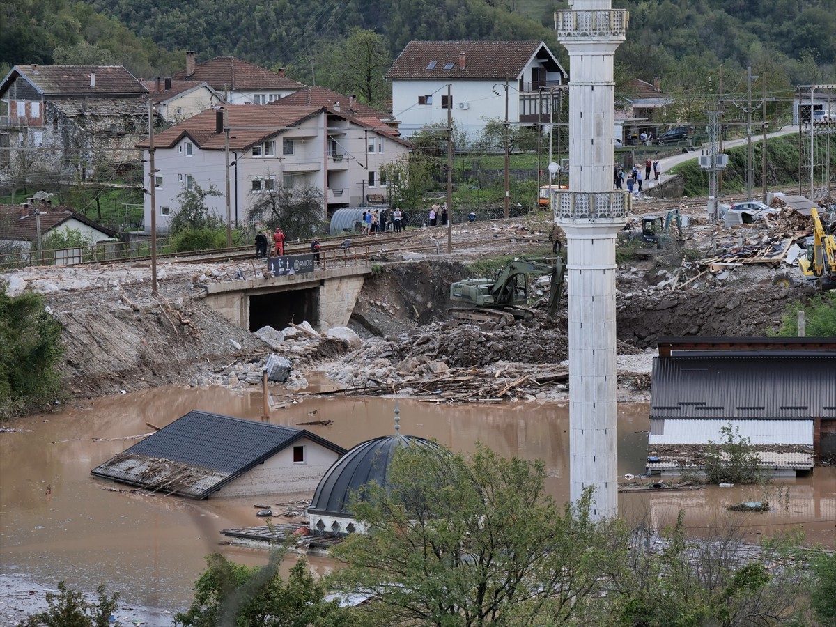 Bosna Hersek'te etkili olan şiddetli yağışların yol açtığı sellerde 18 kişi yaşamını yitirdi....