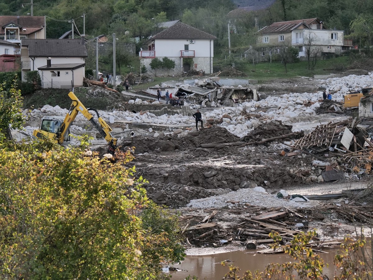 Bosna Hersek'te etkili olan şiddetli yağışların yol açtığı sellerde 18 kişi yaşamını yitirdi....