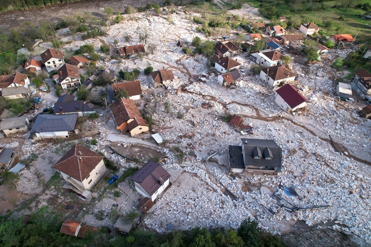 Bosna Hersek'te etkili olan şiddetli yağışların yol açtığı sellerde 18 kişi yaşamını yitirdi....