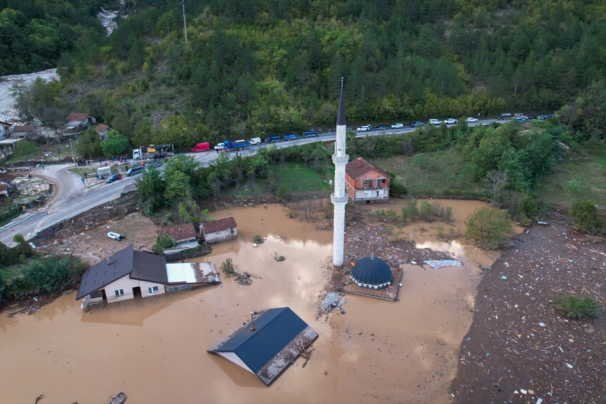 Bosna Hersek'te etkili olan şiddetli yağışların yol açtığı sellerde 18 kişi yaşamını yitirdi....