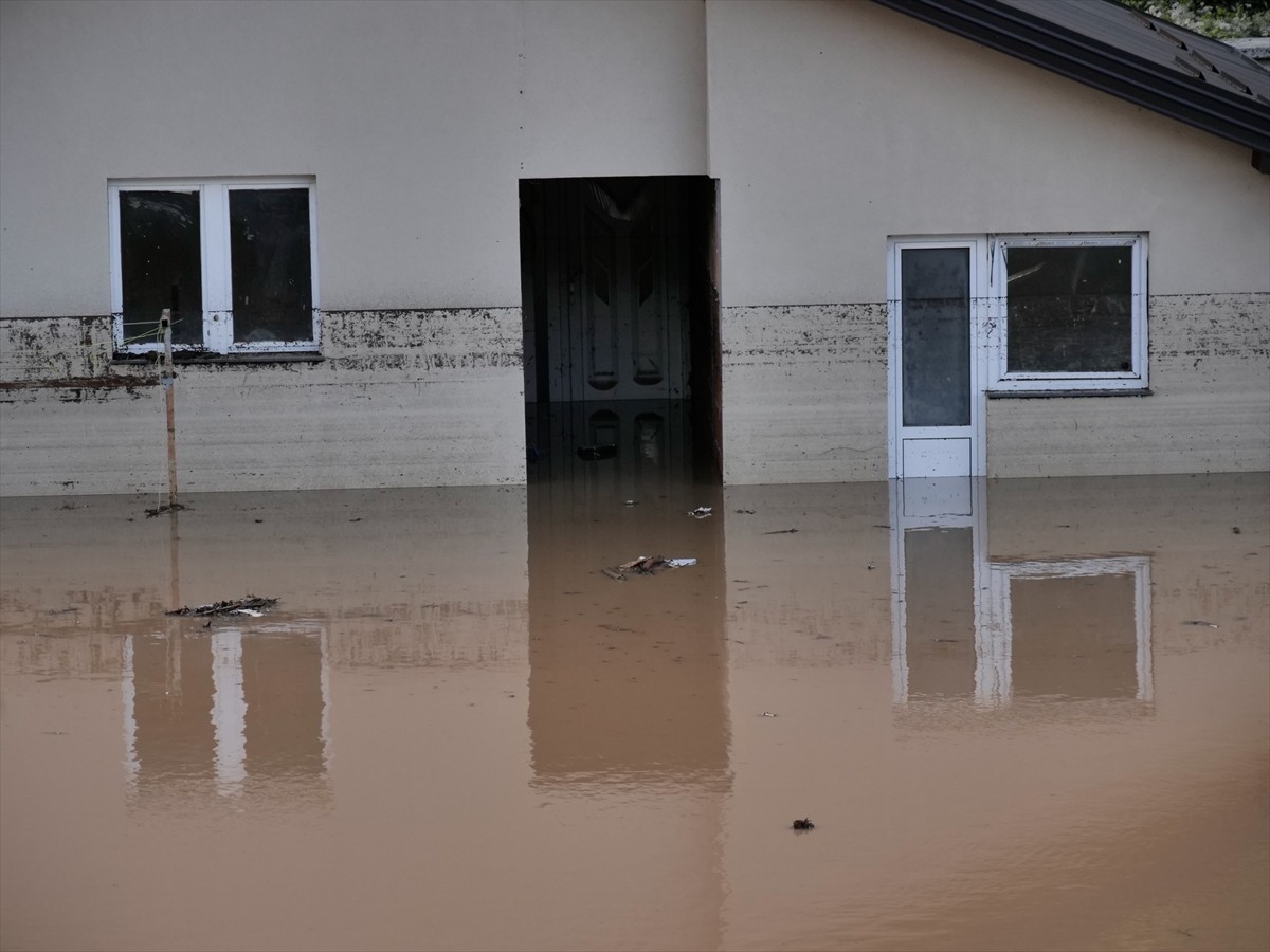 Bosna Hersek'te etkili olan şiddetli yağışların yol açtığı sellerde 18 kişi yaşamını yitirdi....