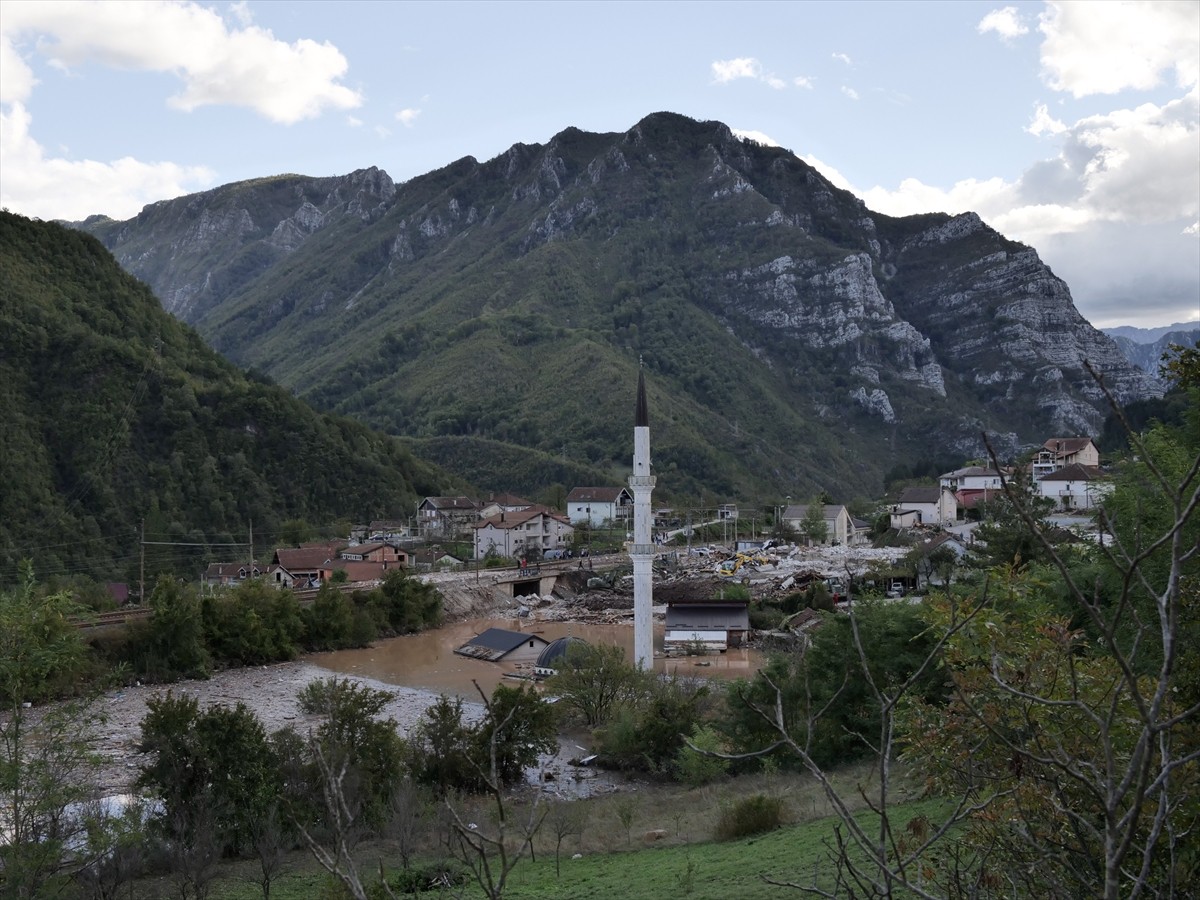 Bosna Hersek'te etkili olan şiddetli yağışların yol açtığı sellerde 18 kişi yaşamını yitirdi....