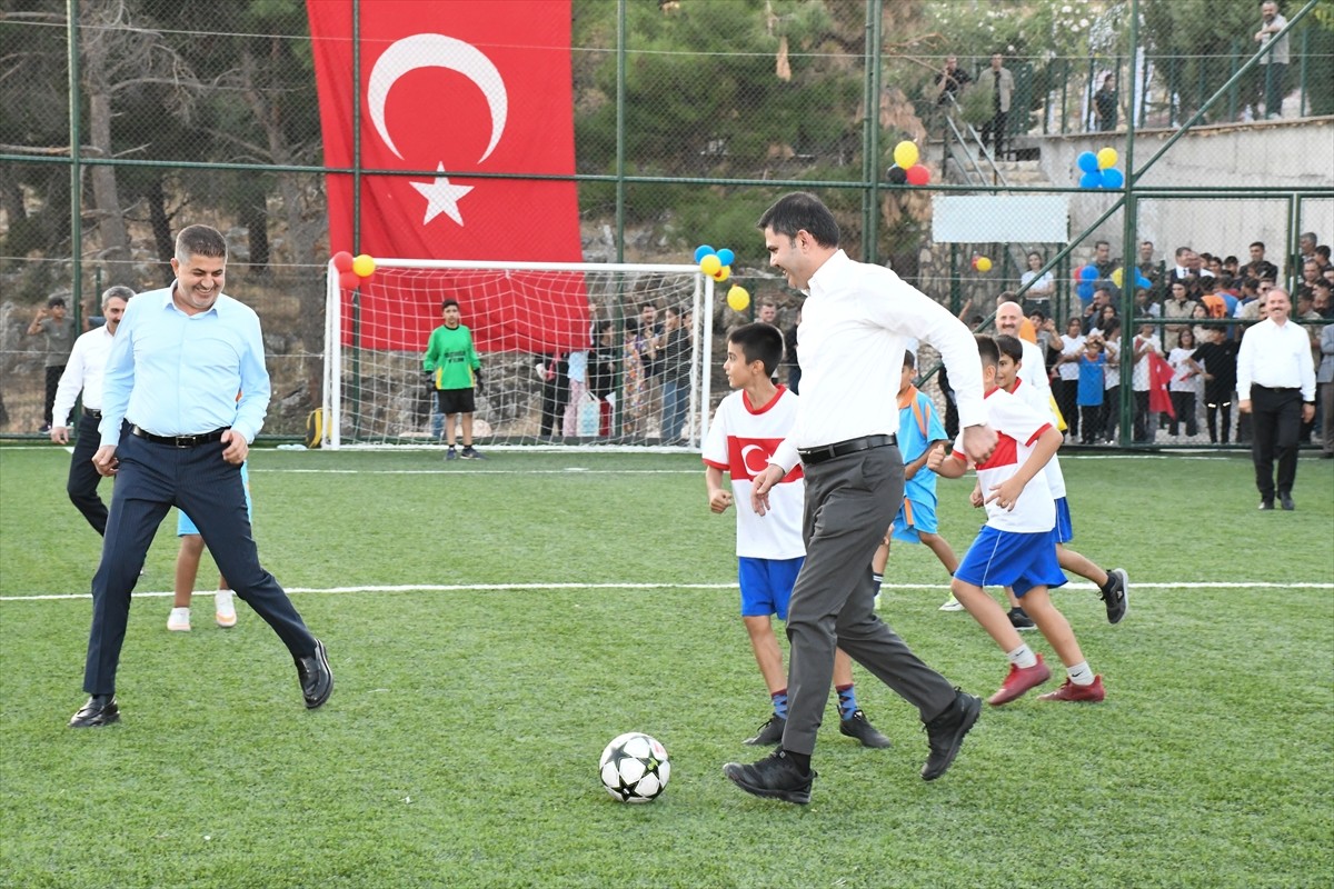 Çevre, Şehircilik ve İklim Değişikliği Bakanı Murat Kurum, Adıyaman ziyareti kapsamında çocuklarla...