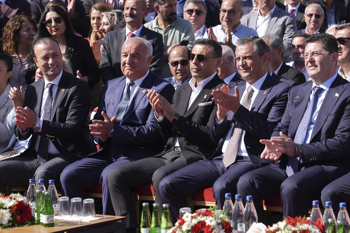 CHP Genel Başkanı Özgür Özel (ortada), "Çekmeköy Belediyesi Toplu Açılış ve Temel Atma Töreni"ne...