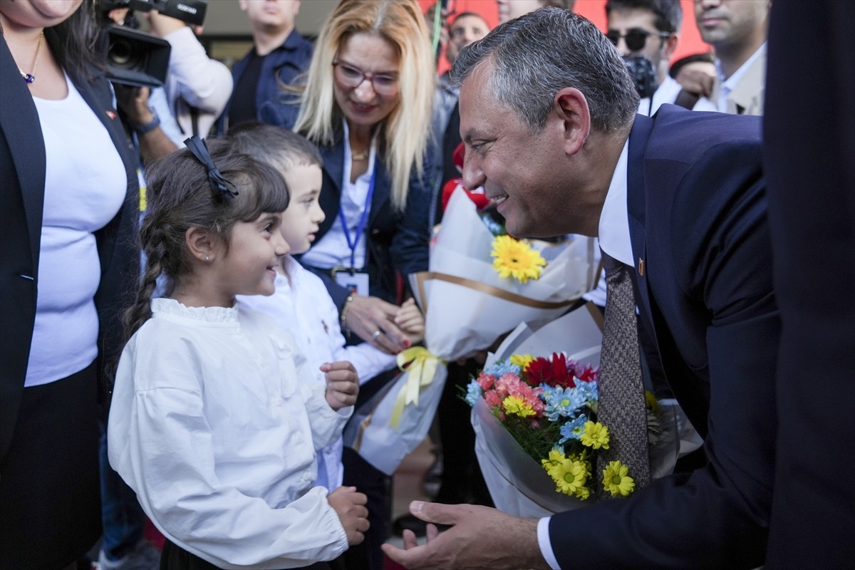 CHP Genel Başkanı Özgür Özel (ortada), "Çekmeköy Belediyesi Toplu Açılış ve Temel Atma Töreni"ne...