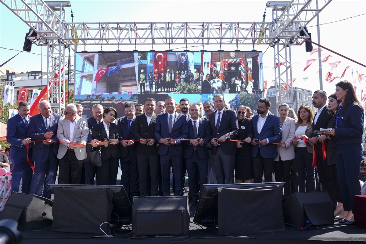 CHP Genel Başkanı Özgür Özel (ortada), "Çekmeköy Belediyesi Toplu Açılış ve Temel Atma Töreni"ne...