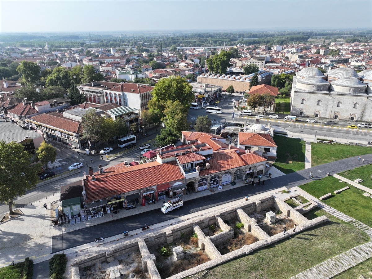 Edirne Selimiye Meydanı'ndaki Havlucular Hanı ve Mezit Bey Hamamı'nda restorasyon çalışmaları...