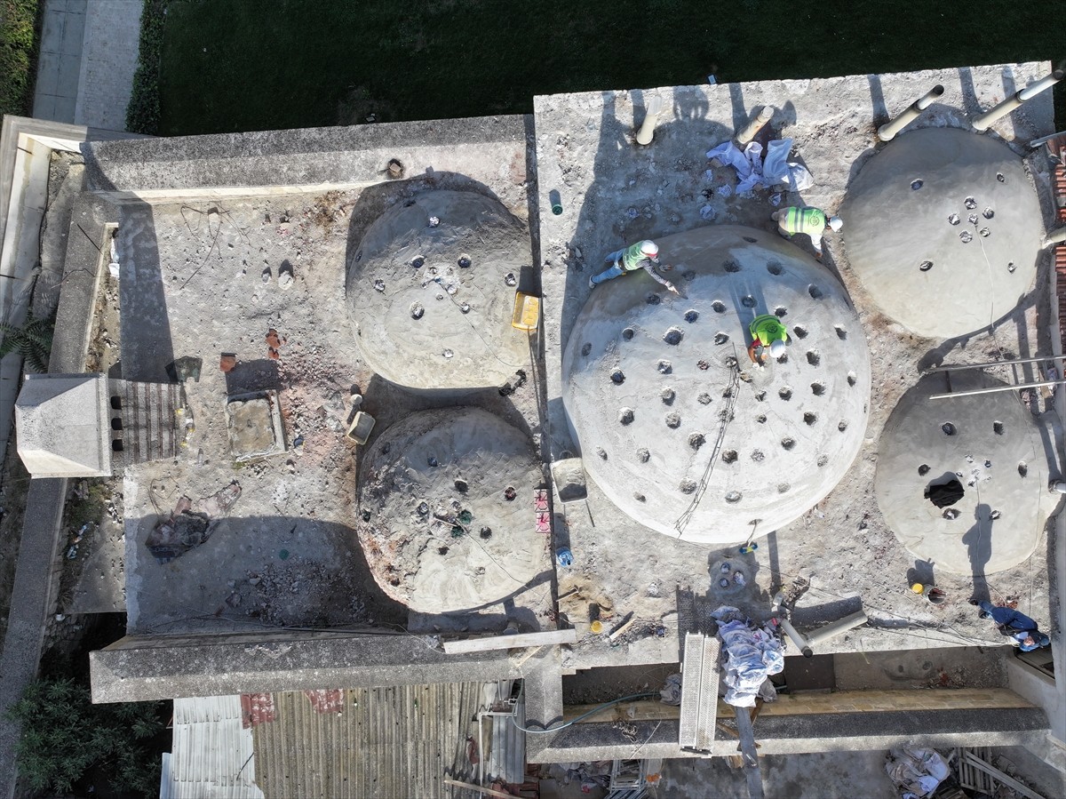 Edirne Selimiye Meydanı'ndaki Havlucular Hanı ve Mezit Bey Hamamı'nda restorasyon çalışmaları...