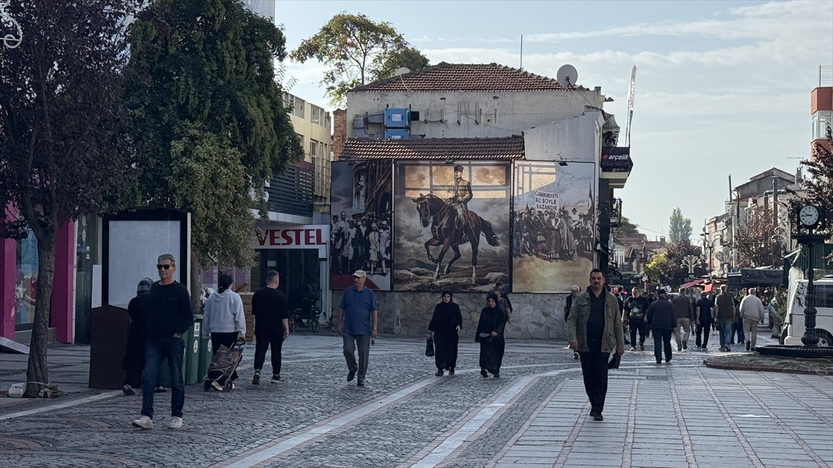 Edirne'de, Saraçlar Caddesi Sokak Sağlıklaştırma Projesi başladı. Edirne Valisi Yunus Sezer'in...