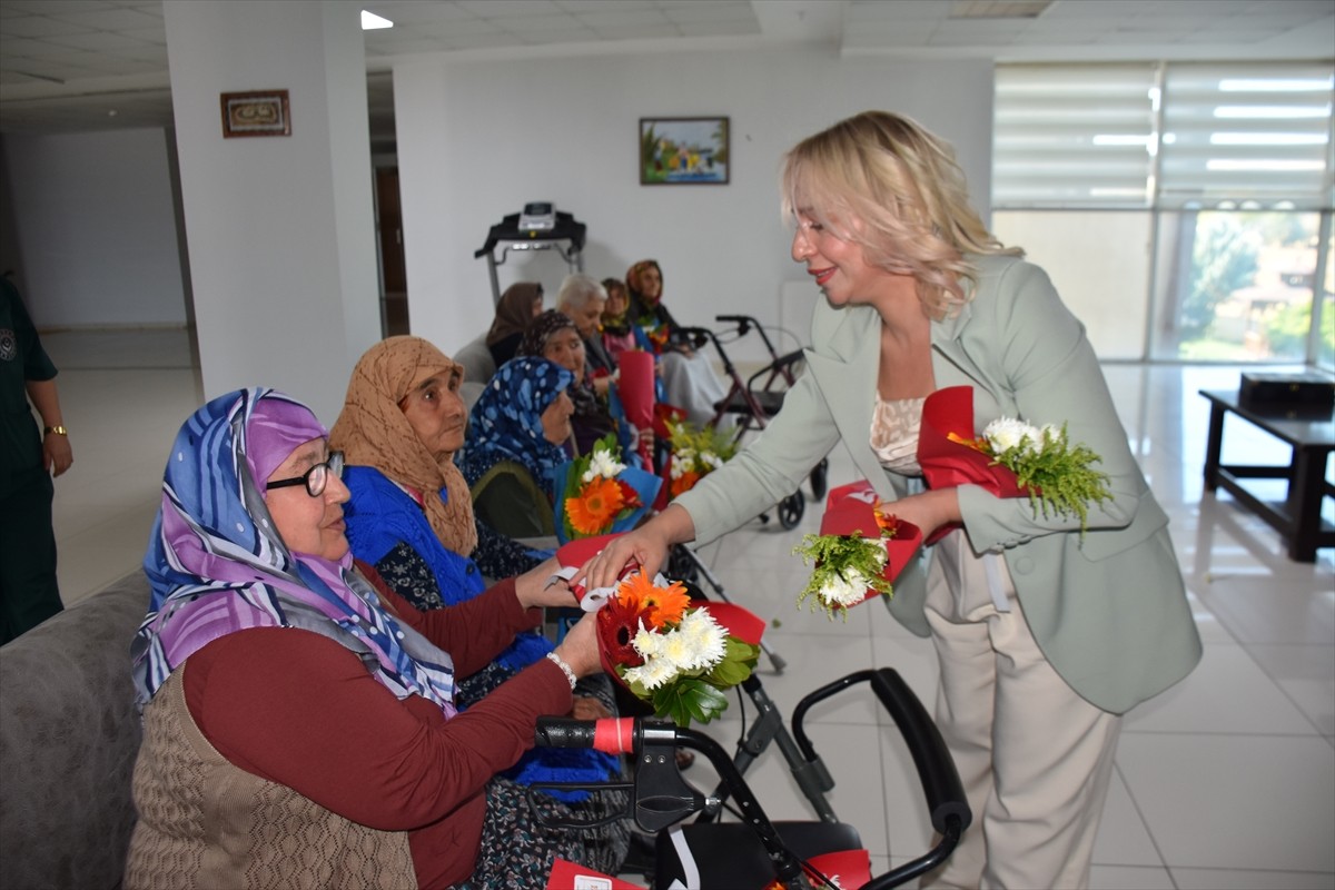 Gaziantep'te faaliyet gösteren güzellik salonu işletmecisi Emine Özdemir, ekibiyle Yaşlılar...