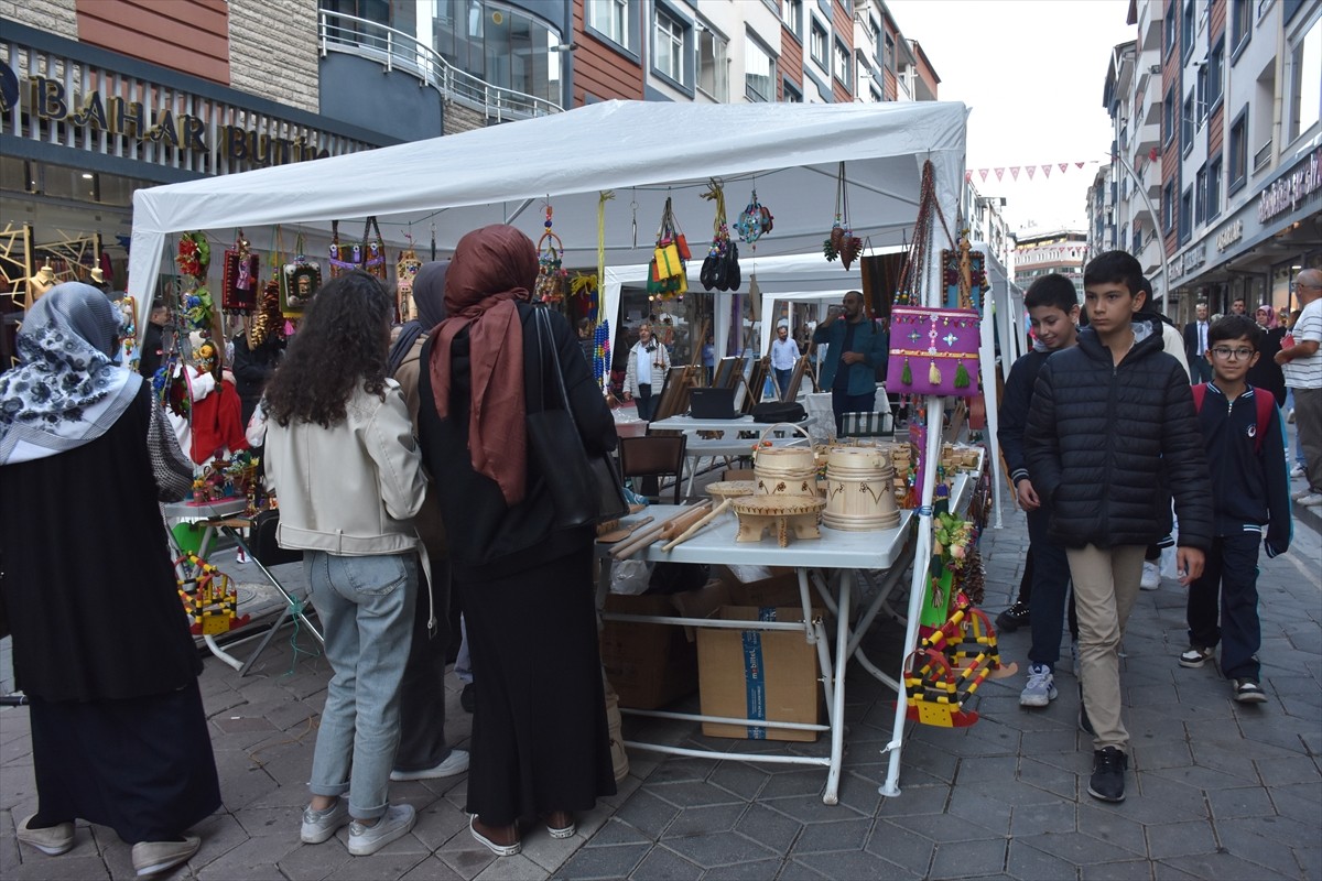 Gümüşhane'de 27. Kuşburnu, Pestil, Kültür ve Turizm Festivali düzenlendi. Festival kapsamında...