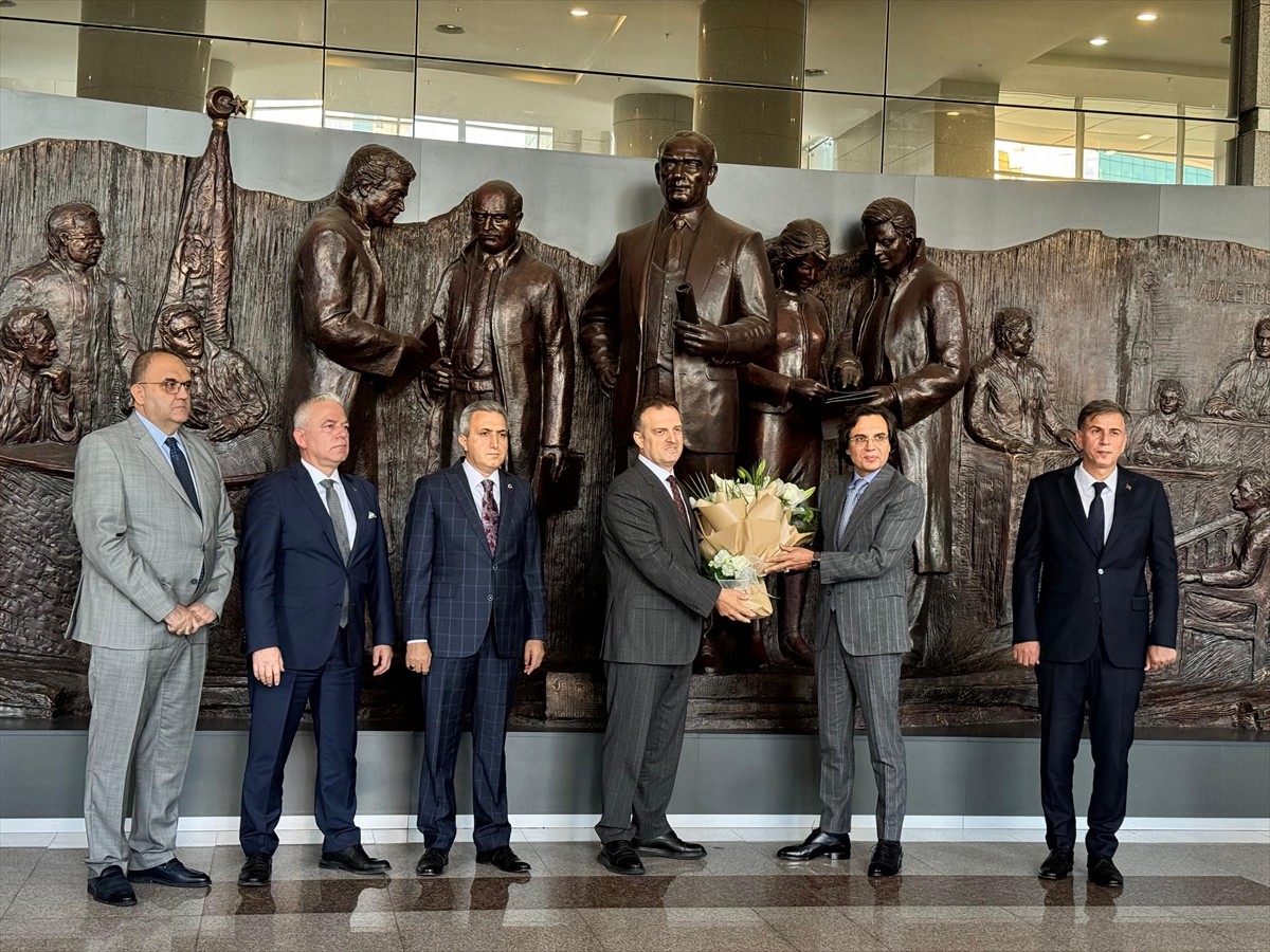 İstanbul Cumhuriyet Başsavcısı Şaban Yılmaz'ın (sağ3)Yargıtay üyeliğine atanması dolayısıyla...