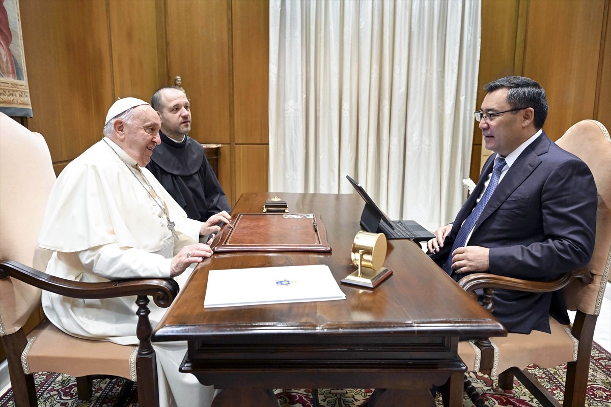 Kırgızistan Cumhurbaşkanı Sadır Caparov (sağda), Vatikan'da Devlet Başkanı Papa Franciscus (solda)...